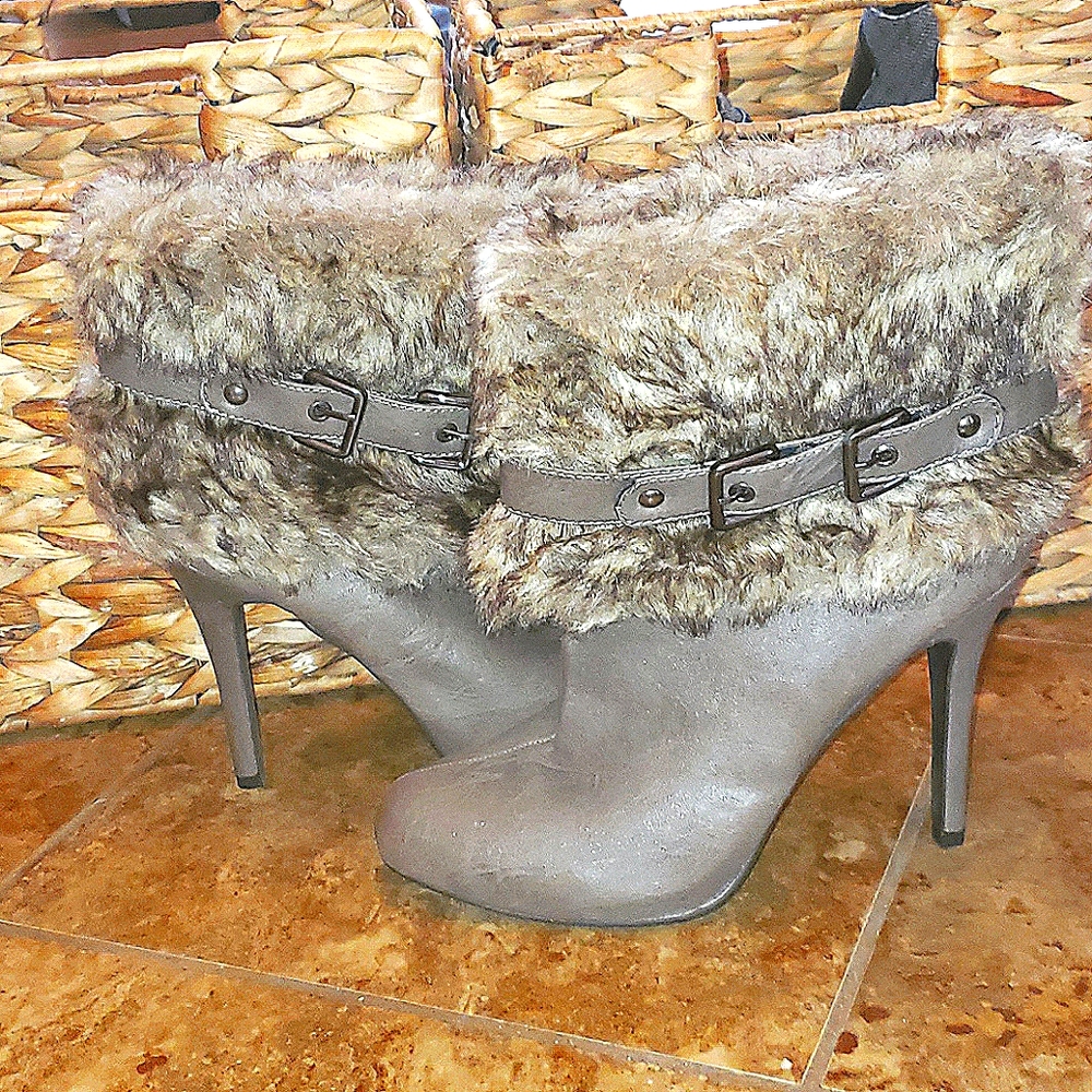 Cute boots with fur.